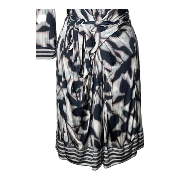 1298. BCBG MAXAZRIA WRAP DRESS WITH TIE SIZE XSMALL‎ UNIQUE PATTERN PLUNGE NECK - Picture 4 of 9